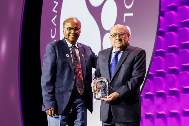 Dr. Stuart Orkin receives the Ernest Beutler Lecture and Prize from ASH President Dr. Mohandas Narla