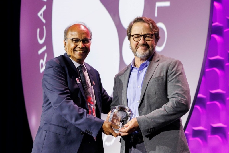 Dr. John Tisdale receives the Ernest Beutler Lecture and Prize from ASH President Dr. Mohandas Narla
