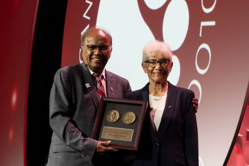 Dr. Éliane Gluckman receives the Coulter Award from ASH President Dr. Mohandas Narla