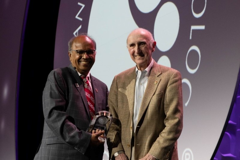 Dr. James George receives the ASH Award for Leadership in Promoting Diversity from ASH President Dr. Mohandas Narla