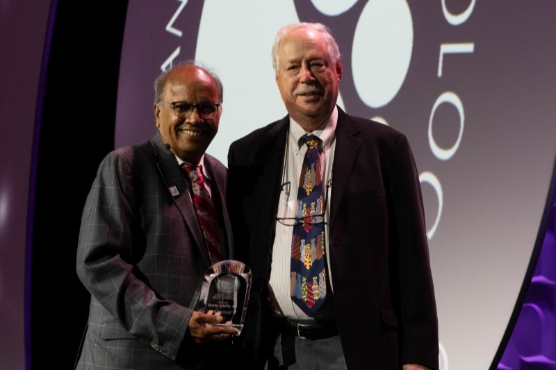Dr. Charles A. Schiffer receives the ASH Mentor Award from ASH President Dr. Mohandas Narla