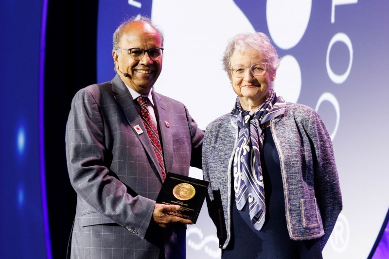 Dr. Katherine High receives the Henry M. Stratton Medal from ASH President Dr. Mohandas Narla
