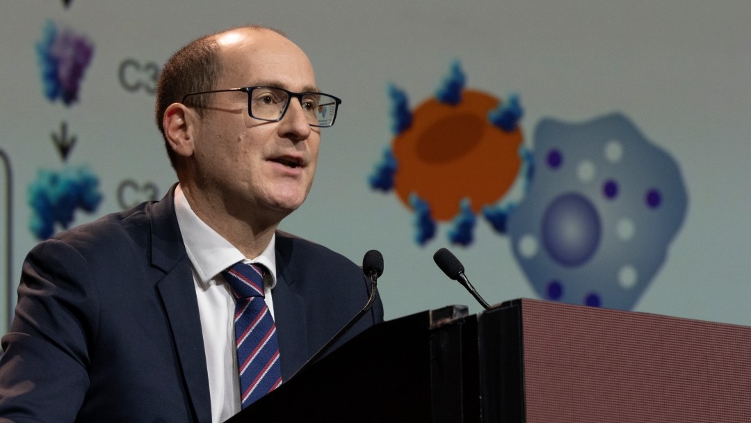  A speaker presents a late-breaking abstract