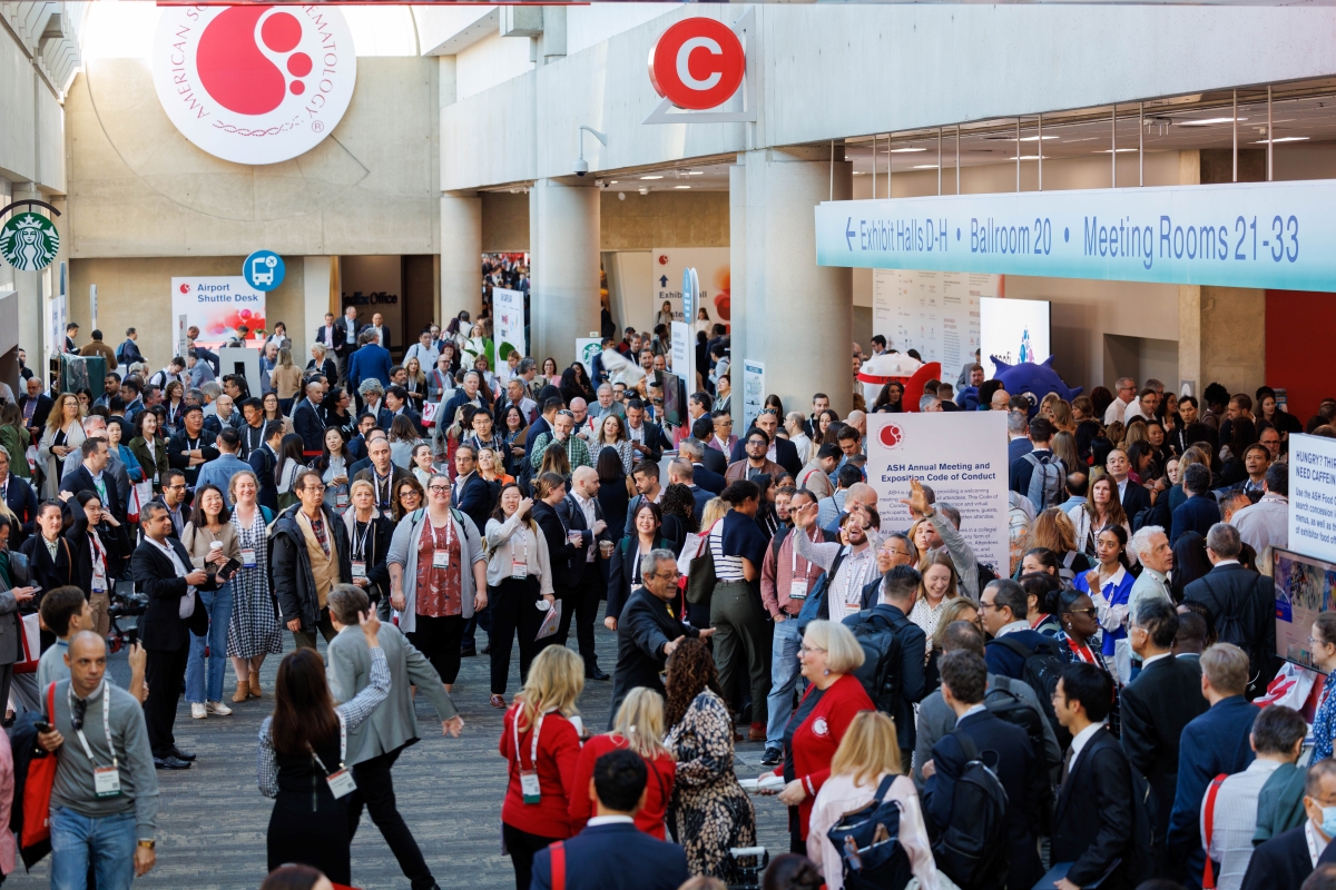 Attendees Traverse the annual meeting hallway.